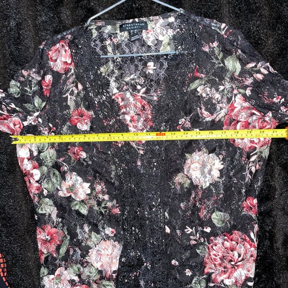 🎉 Bundle Deal: 4 for $20! 🎉 floral lace open duster M - Picture 4 of 6